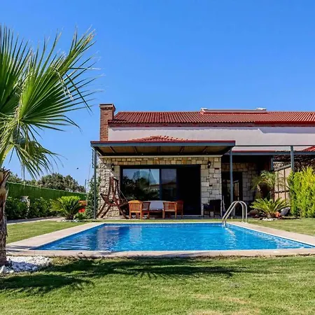 Sakin Sehrin 'Yasam Kralligi' Muestakil Havuz Villa Villa Kuscular