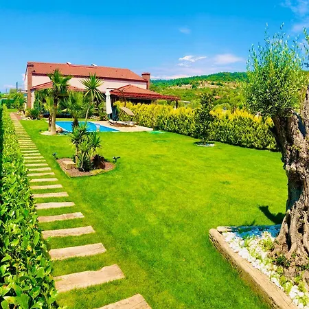 Sakin Sehrin 'Yasam Kralligi' Muestakil Havuz Villa * Kuscular